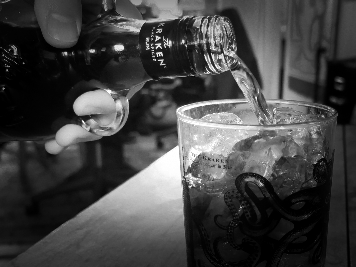 Vychutnejte si Kraken rum na ledu, nebo v míchaných drincích