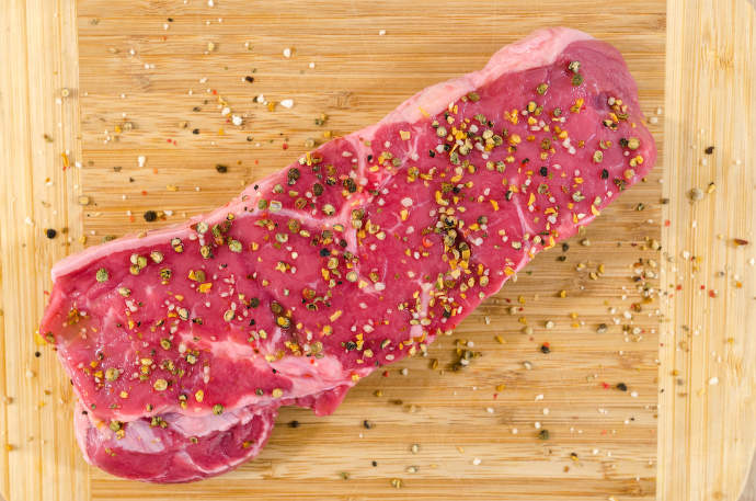Pořádný kus hovězího steaku potěší každého milovníka grilování