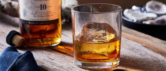 10letá Talisker single malt whisky na ledu